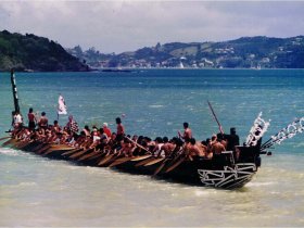 Маори на каноэ в Новой Зеландии